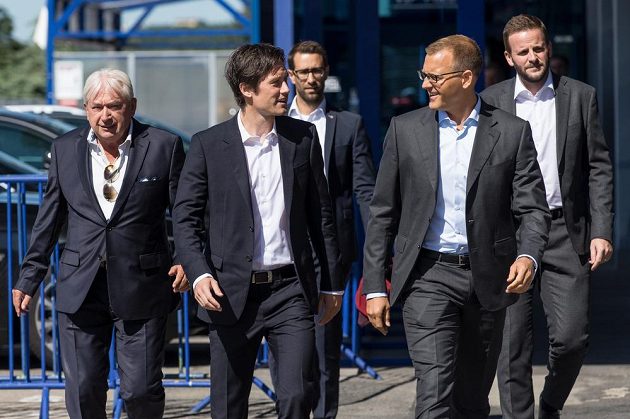 Nová posila Sparty Praha záložník Tomáš Rosický, hračský agent Pavel Paska (vlevo), majitel klubu Daniel Křetínský a člen představenstva Jakub Otava (vpravo) během jeho představení na tiskové konferenci v Praze.