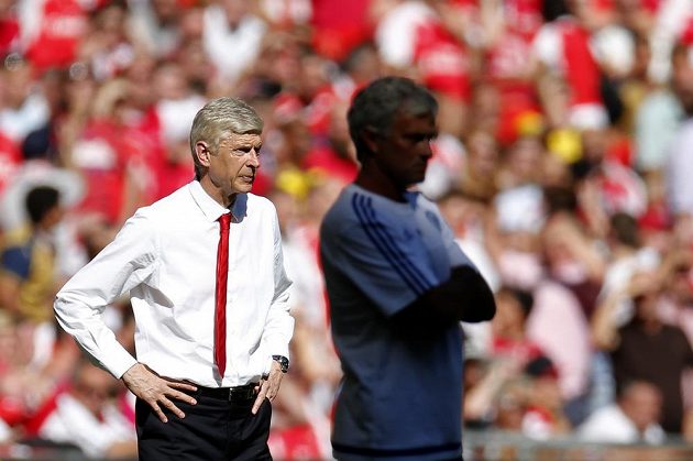 Trenér Arsenalu Arséne Wenger na výsluní (vlevo), ve stínu kouč Chelsea José Mourinho.