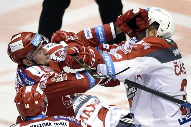 Tomáš Linhart (vlevo) z Třince v potyčce s pardubickým obráncem Petrem Čáslavou v zápase 14. kola Tipsport extraligy.