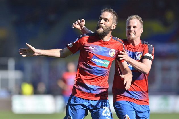 Plzeňští Marek Bakoš (vlevo) a David Limberský se radují z prvního gólu proti Jihlavě.