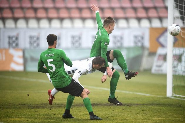 Stefan Vilotič z Příbrami, Roman Haša z Karviné a Václav Svoboda z Příbrami během utkání 13. kola Fortuna ligy.