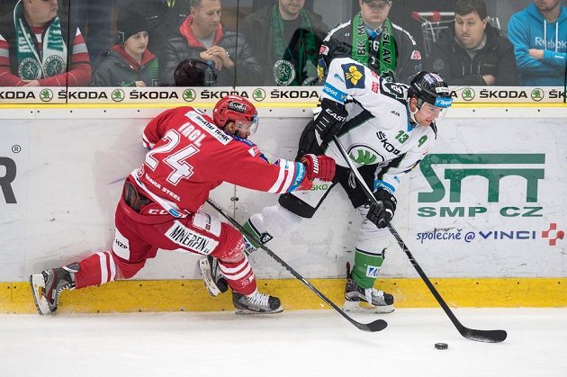 Třinecký útočník Zbyněk Irgl (vlevo) a mladoboleslavský obránce Marek Trončinský.