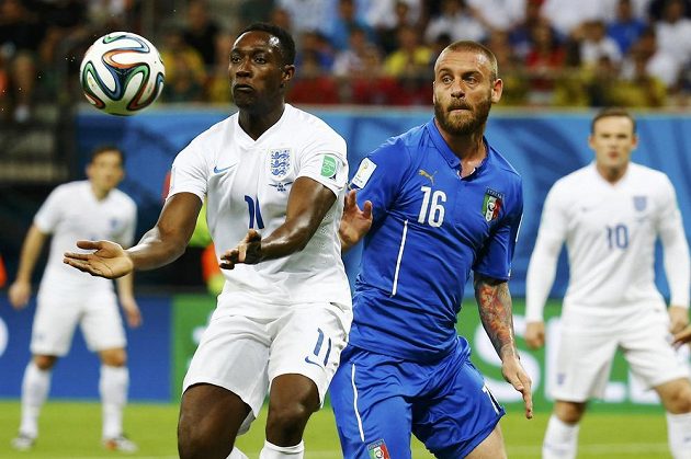 Fotbalová magie? Danny Welbeck v dresu Anglie (vlevo) bojuje o míč s Italem Danielem De Rossim.