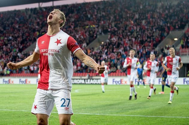 Je to tam! Tomáš Necid ze Slavie se raduje ze svého gólu proti Maccabi. Ostatní spoluhráči mu běží pogratulovat.