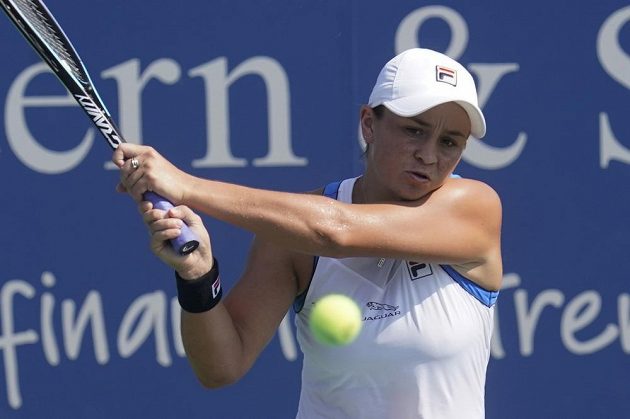 Světová jednička, australská tenistka Ashleigh Bartyová returnuje v utkání s Barborou Krejčíkovou.