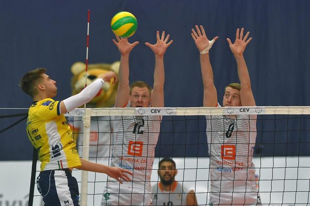 Bartosz Bednorz (vlevo) z Modeny se snaží překonat dvojblok Karlovarska ve složení Daan Van Haarlem (uprostřed) a Trent O´Dea během utkání závěrečného 6. kola skupiny B volejbalové Ligy mistrů