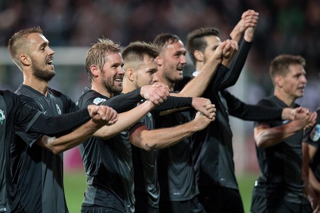 Fotbalisté Jablonce oslavují vítězství 1:0 po utkání 8.kola HET ligy na Bohemians 1905.
