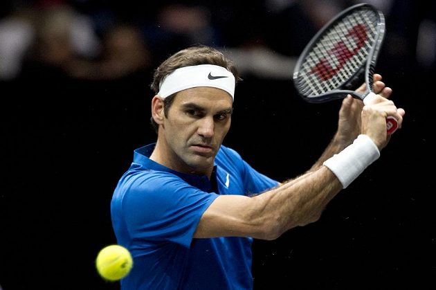 Švýcar Roger Federer z týmu Evropy v zápase s Australanem Nickem Kyrgiosem z výběru světa.