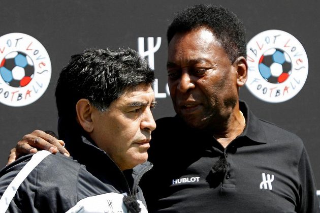 Fotbalové legendy - Brazilec Pelé a Argentinec Diego Maradona. Druhý jmenovaný, jeden z nejlepších fotbalistů historie, necelý měsíc po šedesátých narozeninách zemřel.