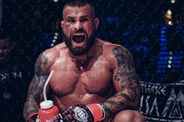 Sportovní fotografie roku 2018 - vítěz kategorie portrét: Válečník Vémola. Karlos Terminátor Vémola je jedním z našich nejlepších MMA zápasníků. Emoce po vyhraném zápase s Patrikem Kinclem z O2 Areny, který se uskutečnil v červnu 2018. Autor: Štěpán Černý