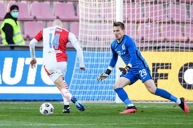 Mick van Buren ze Slavie Praha a brankář Sparty Praha Milan Heča v šanci během utkání semifinále MOL Cupu.