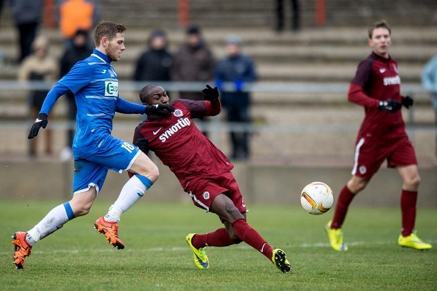 Sparťanský útočník Kehinde Fatai (uprostřed) a Ivan Šnirc z Ústí nad Labem (vlevo) během přípravného utkání na Strahově.