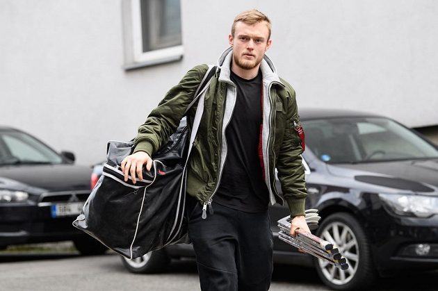 Jan Dufek přichází na sraz hokejové reprezentace před turnajem Beijer Hockey Games.
