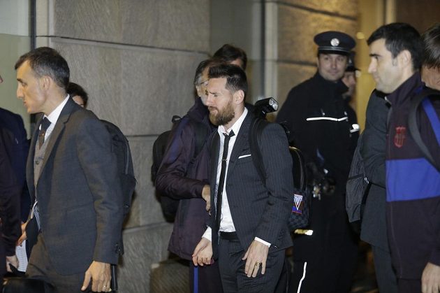Hvězdný forvard Barcelony Lionel Messi míří do hotelu v Praze před zápasem Ligy mistrů se Slavií.