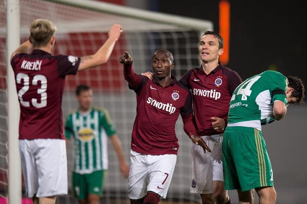 Kehinde Fatai (uprostřed) a David Lafata oslavují gól proti Bohemians 1905 s Ladislavem Krejčím.