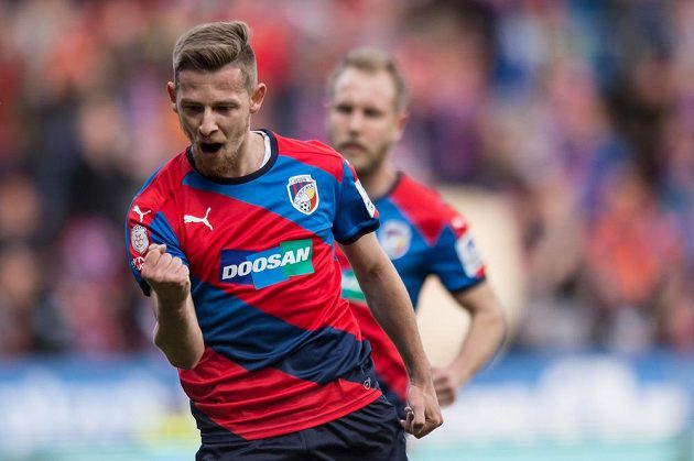 Plzeňský záložník Patrik Hrošovský oslavuje gól z nařízené penalty během utkání s baníkem.