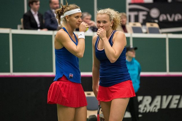 Lucie Šafářová (vlevo) a Kateřina Siniaková během čtyřhry se Španělskem v 1. kole Fed Cupu.
