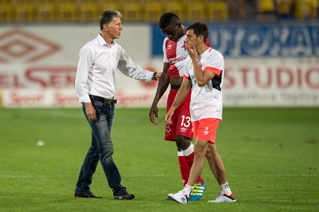 Trenér Jaroslav Šilhavý a fotbalisté Slavie Michael Ngadeu (uprostřed) a Ruslan Mingazov po utkání v Teplicích.