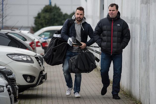 Útočník Milan Gulaš (vlevo) a asistent trenéra Jaroslav Špaček přicházejí na sraz hokejové reprezentace před turnajem Channel One Cup.