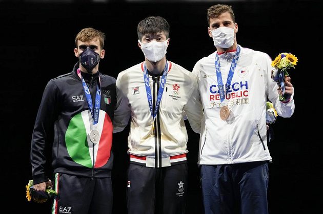 Zleva stříbrný Ital Daniele Garozzo, zlatý Ka Long Cheung of Hong Kong a bronzový Alexander Choupenitch.