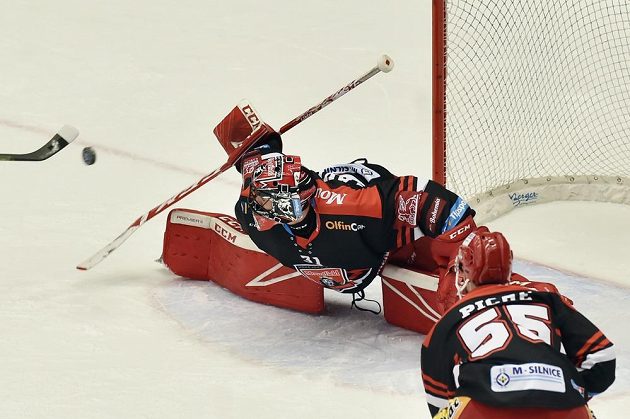 Brankář Hradce Jaroslav Pavelka a jeho spoluhráč obránce Sébastien Piché během extraligového utkání v Třinci.