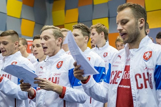 Čeští fotbaloví reprezentanti si roli zpěváků užívali.