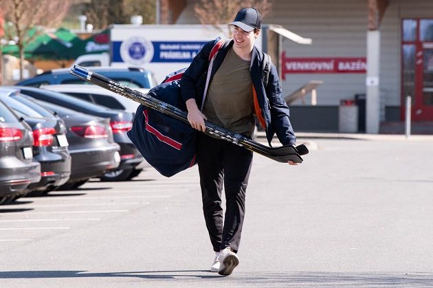 Filip Chytil přichází na sraz hokejové reprezentace před přípravnými zápasy s Německem.
