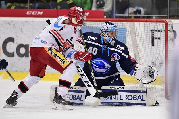 Lucas Lessio z Hradce Králové a brankář Plzně Dmitrij Milčakov.