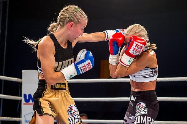 Boxerka Fabiána Bytyqi (vlevo) z ČR zvítězila nad Denise Castleovou z Velké Británie v utkání o titul mistryně světa organizace WBC.