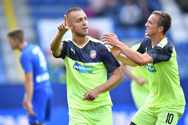 Autor vedoucího gólu Plzně Luděk Pernica (vlevo) oslavuje svoji trefu v Liberci s Janem Kopicem.