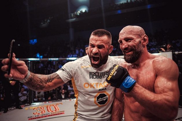 Petr Kníže (vpravo) se raduje s Karlosem Vémolou ze svého vítězství nad Kaikem Britem na turnaji OKTAGON 28.