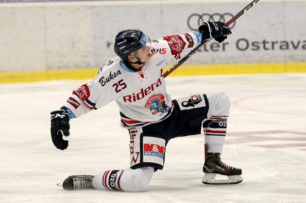 Dohrávané utkání 6. kola hokejové extraligy mezi Vítkovicemi a Zlínem. Autor třetí branky Vítkovic Patrik Zdráhal.