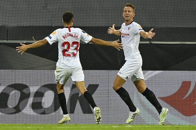 Fotbalista Sevilly Luuk de Jong (vpravo) slaví se spoluhráčem Sergiem Reguilonem gól, který vstřelil do sítě Manchesteru United v semifinále Evropské ligy.