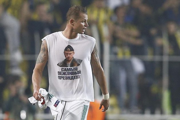 Dmitrij Tarasov z Lokomotivu Moskva po zápase na hřišti Fenerbahce Istanbul vyjádřil podporu svému prezidentovi Vladimiru Putinovi.