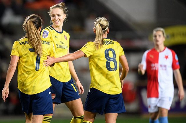 Vivianne Miedemaová z Arsenalu (uprostřed) oslavuje se spoluhráčkami svůj třetí gól během utkání Ligy mistryň na hřišti Slavie.