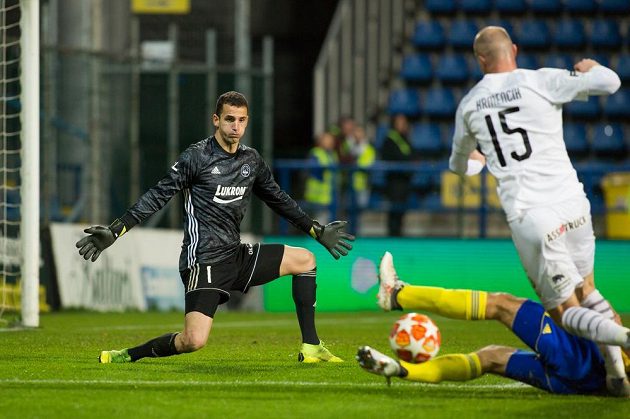 Zleva brankář Zlína Matej Rakovan a Michael Krmenčík z Plzně v akci během utkání nejvyšší soutěže.