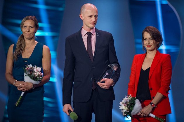 Nejlepším kolektivem se stal fedcupový tým. Zleva Lucie Hradecká, uprostřed nehrající kapitán Petr Pála a vpravo Barbora Strýcová.