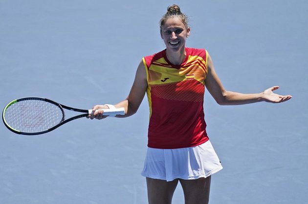 Sara Sorribesová ze Španělska poté, co vyhrála nad Ashleigh Bartyovou z Austrálie.