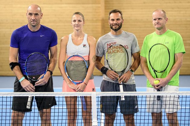 (Zleva) Jan Koller, Karolína Plíšková, Patrik Berger a Bohdan Ulihrach při tenisové exhibici v Praze.
