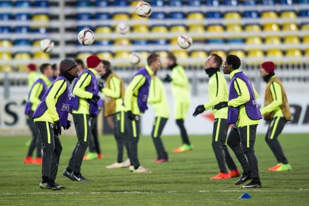Fotbalisté Sparty Praha Costa (vlevo) a Tiémoko Konaté během tréninku před utkáním Evropské ligy proti Rostovu.