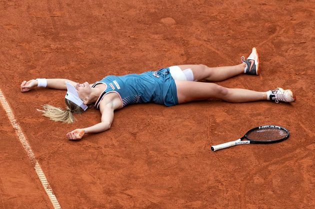 Jil Teichmannová ze Švýcarska oslavuje vítězství nad českou tenistkou Karolínou Muchovou ve finále tenisového turnaje J&T Banka Prague Open.
