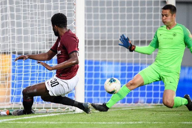 Benjamin Tetteh ze Sparty Praha střílí gól Liberci na 4:1 během utkání ve skupině o titul v rámci nadstavby Fortuna ligy.