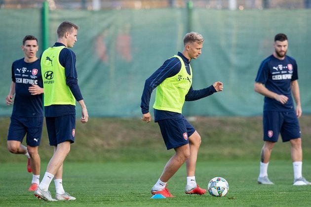 Čeští fotbalisté Jakub Jankto (vlevo) a Antonín Barák během tréninku fotbalové reprezentace v Praze.