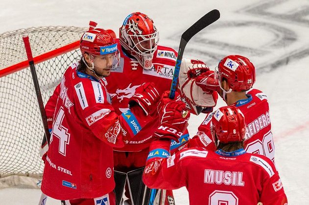 Hokejisté Třince zleva Tomáš Kundrátek, brankář Ondřej Kacetl, Ralfs Freibergs a David Musil.