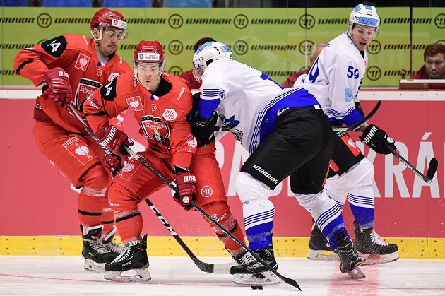 Patrik Miškář a Jordann Perret z Hradce Králové a Thomas Thiry a Dario Simion ze Zugu během úvodního čtvrtfinále play off hokejové Ligy mistrů.