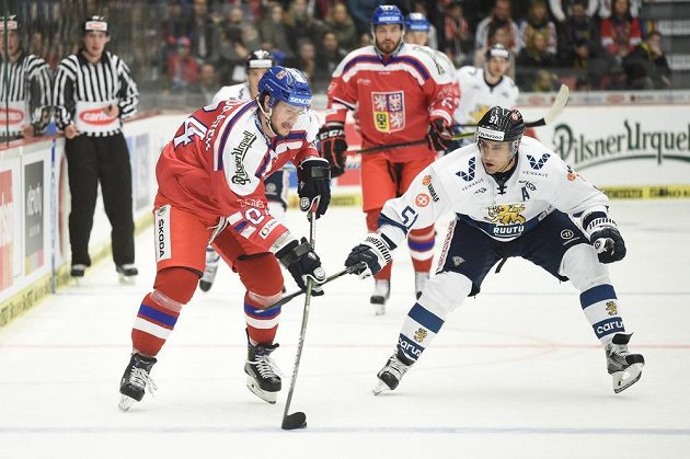 Tomáš Kundrátek (vlevo) a Fin Valtteri Filppula při utkání turnaje Carlson Hockey Games v Českých Budějovicích.