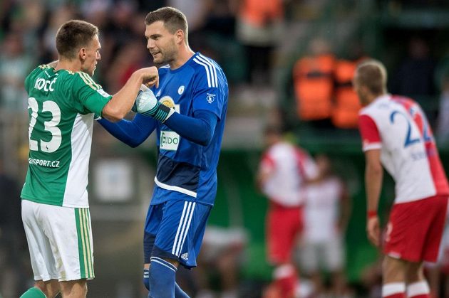 Fotbalisté Boheminas Milan Kocič (vlevo) a Tomáš Fryšták oslavují remízu 0:0 se Slavií.