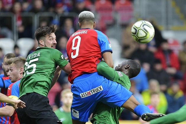 Zleva Jan Kvída z Příbrami, Jean-David Beauguel z Plzně a Soufiane Dramé z Příbrami.