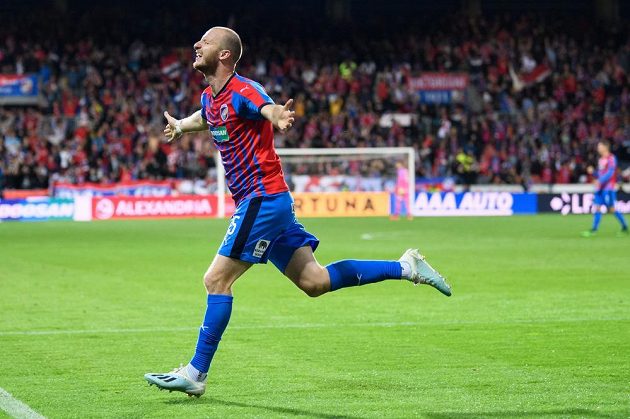 Michael Krmenčík z Viktorie Plzeň v extázi. Jeho trefa rozhodla nedělní ligový šlágr ptozi pražské Spartě.
