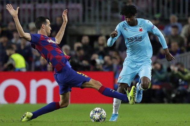 Slávista Peter Olayinka (vpravo) v souboji se Sergiem Busquetsem z Barcelony.